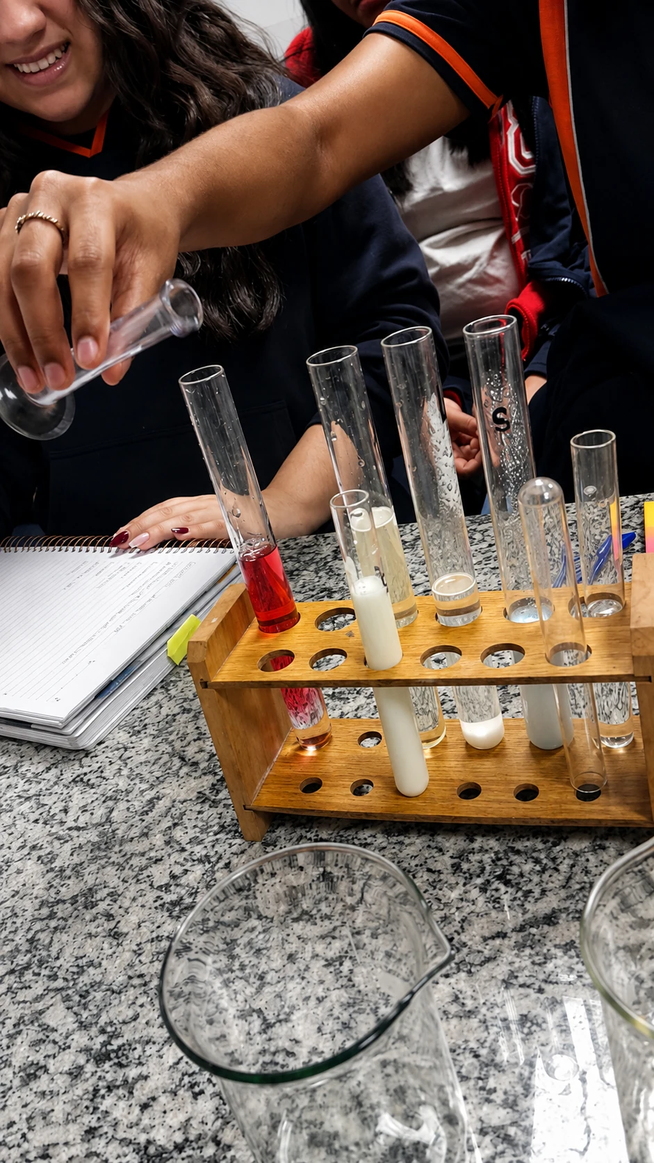 Estudantes do Colégio Perini em atividade prática de ciências