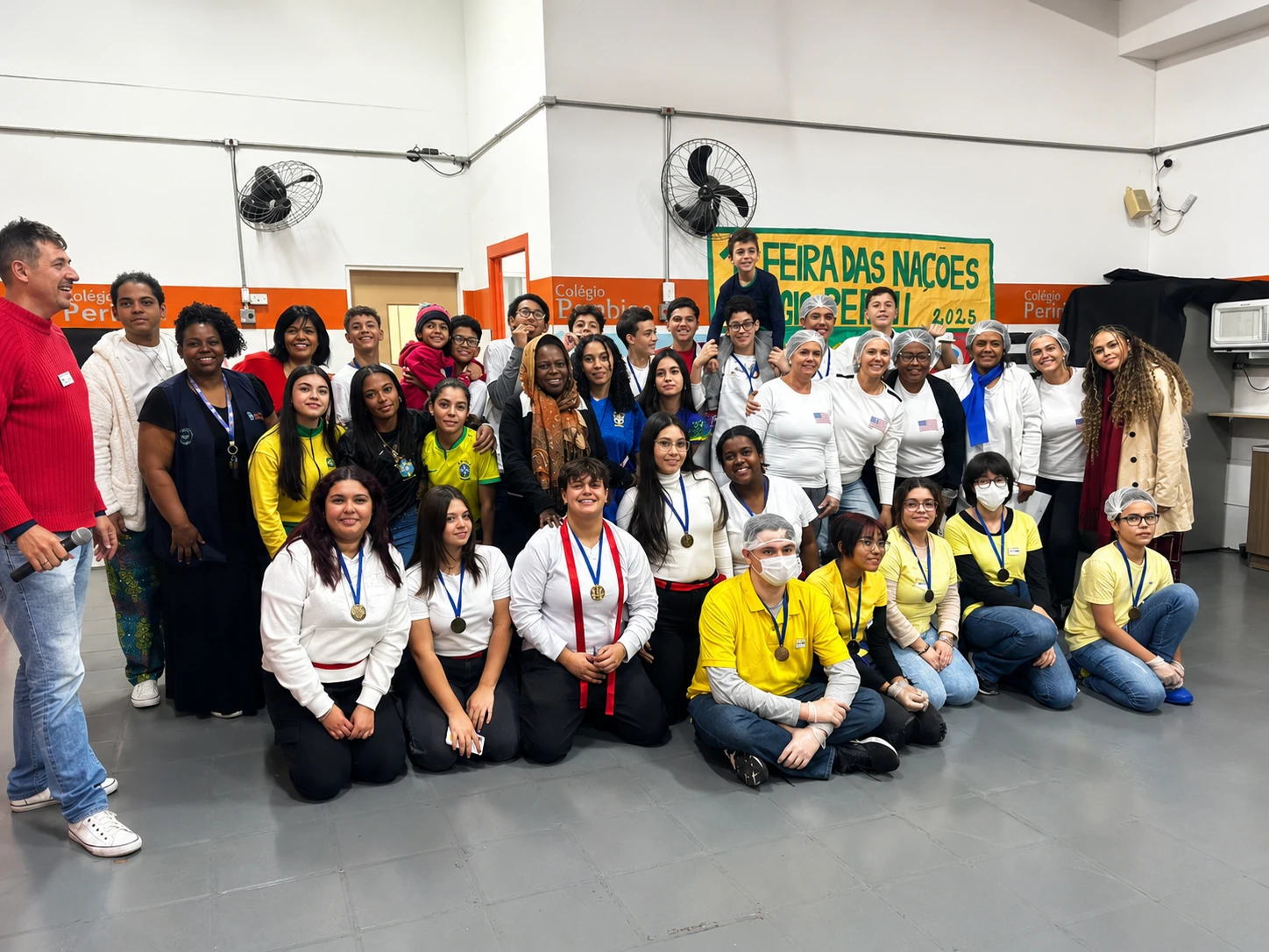 Estudantes e equipe do Colégio Perini na Feira das Nações