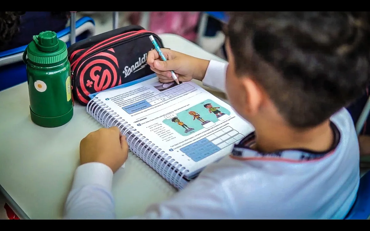 Estudante do Colégio Perini utilizando material didático em sala de aula
