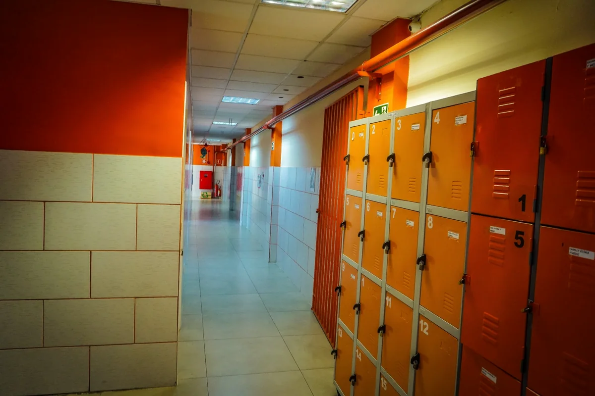 Corredor interno com armários no Colégio Perini