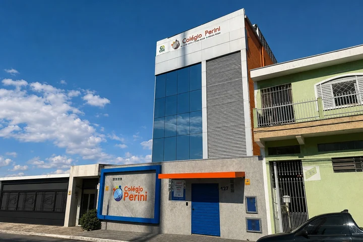 Entrada do Colégio Perini em Carapicuíba