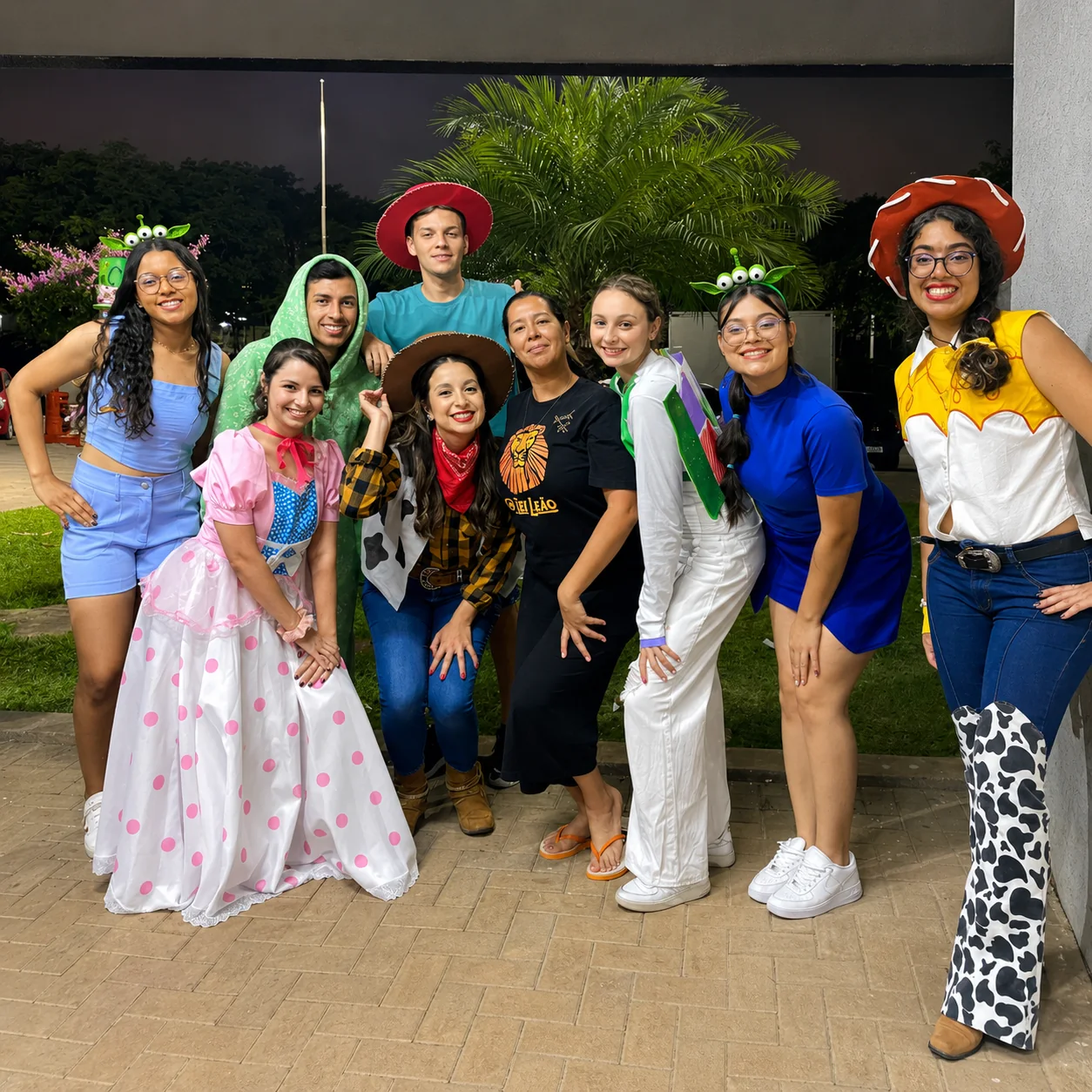Estudantes e equipe em atividade cultural do Colégio Perini